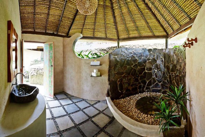 Kamafari Surfcamp Bali | Wood Bungalows bathroom